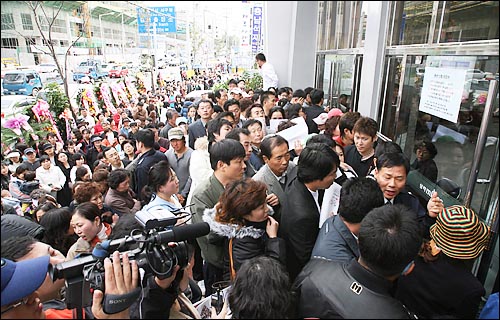 2006년 10월 25일 인천시 서구 검단동의 한 주택전시관. 투자자들이 한꺼번에 몰려 혼잡을 이룬 모습. 